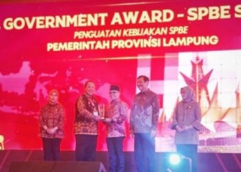 Gubernur Lampung Menerima Penghargaan Digital Government Award Kategori Penguatan Kebijakan Sistem Pemerintahan Berbasis Elektronik