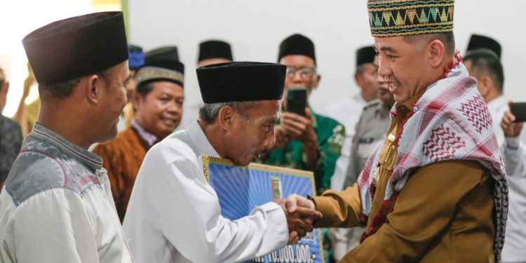 Bulan Penuh Berkah, Bupati Pesawaran Bersama Baznas Beri Bantuan Kepada Anak Yatim dan Kaum Dhuafa