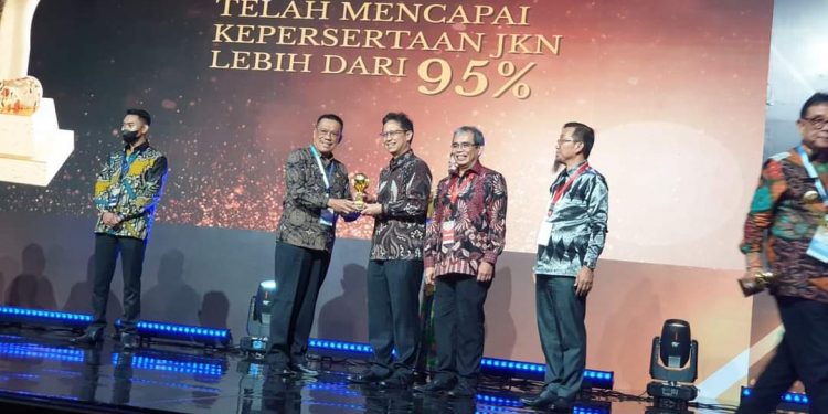 Pemkab Lampung Utara Terima Penghargaan dari Wakil Presiden Atas Capaian UHC