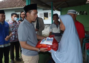 Berkah Ramadhan, Wabup Lampura bersama BRI Bagikan Sembako Kepada Warga Kelurahan Sribasuki