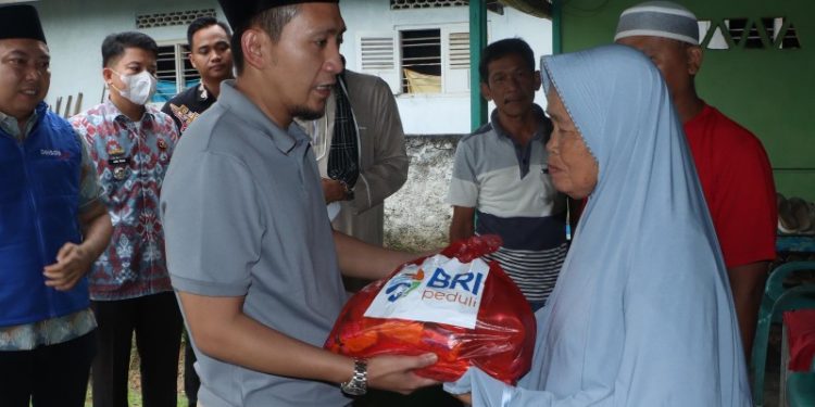 Berkah Ramadhan, Wabup Lampura bersama BRI Bagikan Sembako Kepada Warga Kelurahan Sribasuki
