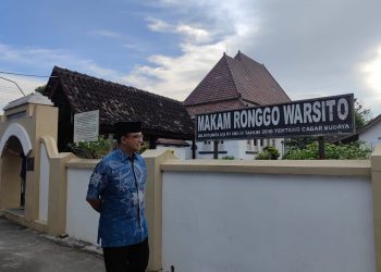 Anies Baswedan Tirakat ke Makam Pujangga Besar Jawa Ronggo Warsito