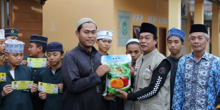 LKKS Provinsi Lampung dan SKIn Lampung Bersinergi Berbagi Sedekah Ramadhan di Pesawaran