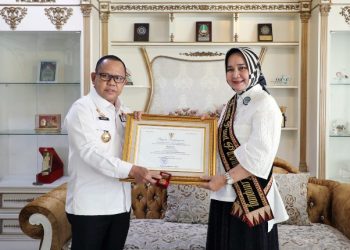 Bunda Riana Sari Arinal Terima Penghargaan Wiyata Dharma Pratama dari Mendikbudristek