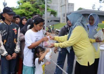 Riana Sari dan Jajaran LKKS Bagikan Takjil Gratis kepada Masyarakat di Halaman Parkir Mahan Agung