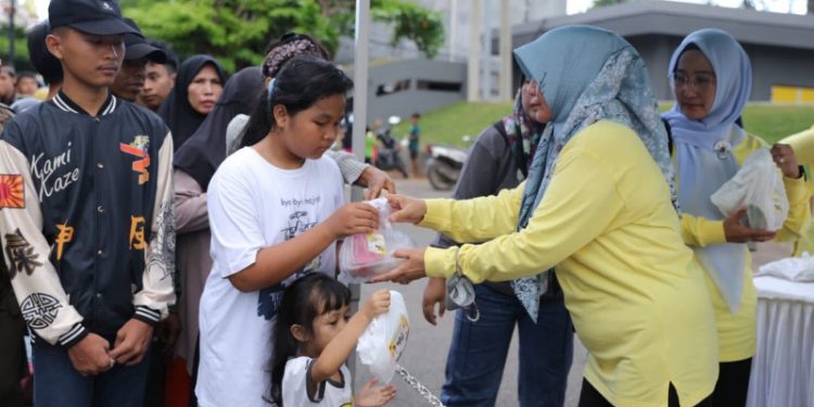 Riana Sari dan Jajaran LKKS Bagikan Takjil Gratis kepada Masyarakat di Halaman Parkir Mahan Agung