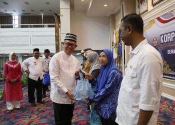 Ketua Korpri Lampung Berikan Tali Asih kepada Anggota Korpri yang Meninggal dan Purna Bakti