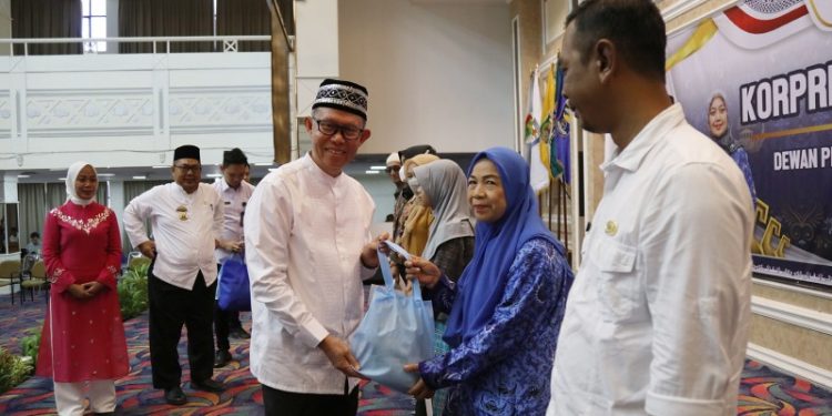 Ketua Korpri Lampung Berikan Tali Asih kepada Anggota Korpri yang Meninggal dan Purna Bakti