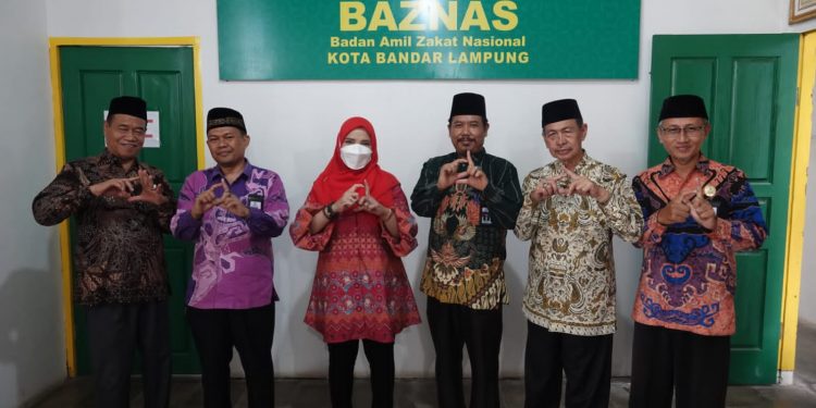 Walikota Eva Dwiana Bayar Zakat di Baznas Bandar Lampung
