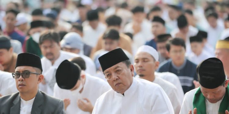 Gubernur Arinal dan Wagub Chusnunia Shalat Ied di Lapangan Korem 043 Gatam