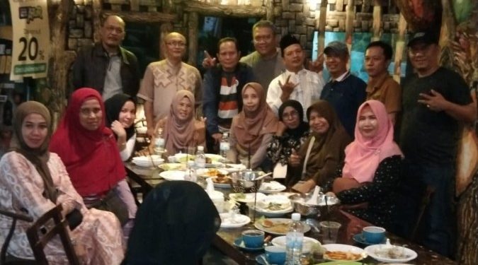 Alumni SMAN 5/9 Tanjungkarang Angkatan 94 Buka Bersama di D Krucil Kafe