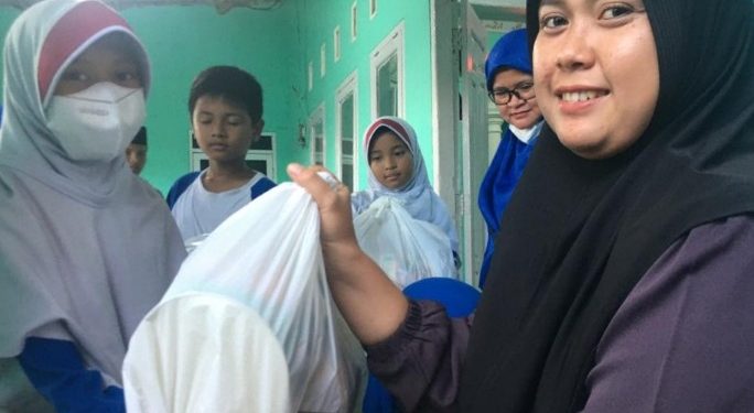SD Al Kautsar Bagikan 360 Paket Sembako Ramadan
