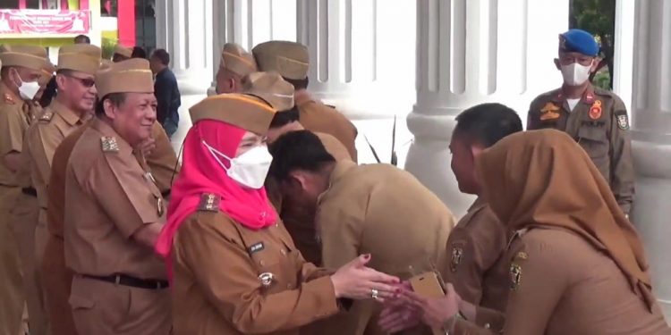 Walikota Eva Dwiana Gelar Halal Bihalal Bersama Para ASN di Halaman Kantor Pemkot Bandar Lampung