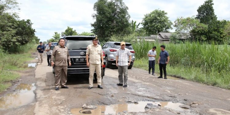 Gubernur Arinal Tinjau Langsung Kondisi Jalan di Rumbia Lampung Tengah