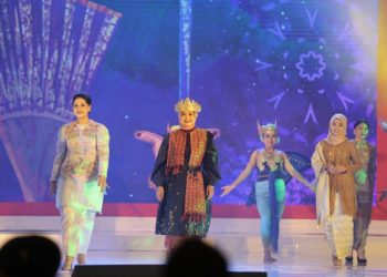 Kenakan Tapis, Riana Sari Arinal Tampil Fashion Show pada HUT ke-43 Dekranas