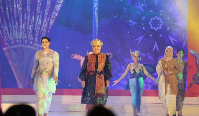 Kenakan Tapis, Riana Sari Arinal Tampil Fashion Show pada HUT ke-43 Dekranas