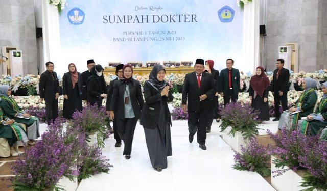 Wagub Chusnunia Hadiri Pengambilan Sumpah Dokter Periode I Tahun 2023 FK Universitas Lampung