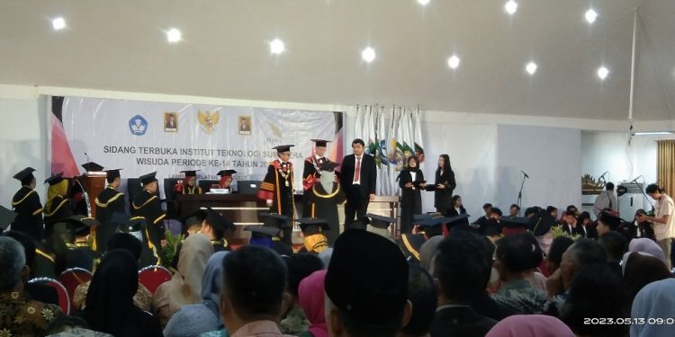 Wisuda 104 Sarjana Baru, Rektor Imbau Lulusan Aktif di IKA ITERA
