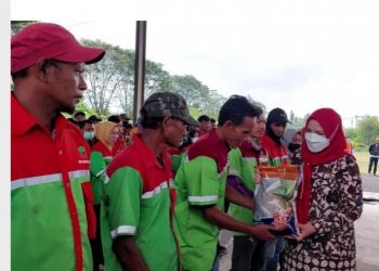 Walikota Eva Serahkan  Bantuan Beras  kepada  772 Petugas Kebersihan