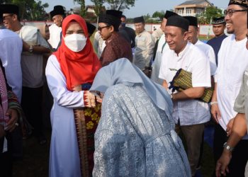Walikota Eva Dwiana Sholat Idul Fitri di Stadion Waydadi Sukarame