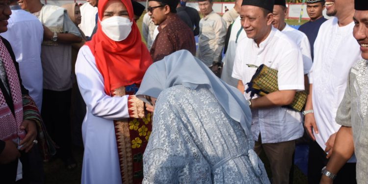 Walikota Eva Dwiana Sholat Idul Fitri di Stadion Waydadi Sukarame