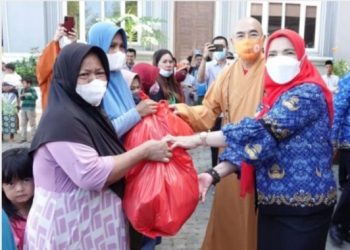 Walikota Eva Bersama Yayasan Buddhayana Vidyalaya Bagikan Paket Sembako Kepada Warga