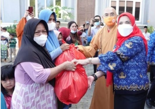 Walikota Eva Bersama Yayasan Buddhayana Vidyalaya Bagikan Paket Sembako Kepada Warga