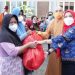 Walikota Eva Bersama Yayasan Buddhayana Vidyalaya Bagikan Paket Sembako Kepada Warga