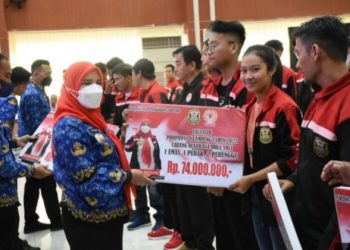 Walikota Eva Dwiana Bagikan Tali Asih Atlet dan Pelatih   Porprov