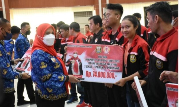 Walikota Eva Dwiana Bagikan Tali Asih Atlet dan Pelatih Porprov