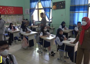 Tinjau Ujian SMP, Walikota Eva : Tidak Boleh Ada Anak  Putus  Sekolah karena Kendala Ekonomi