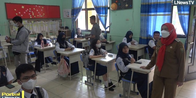 Tinjau Ujian SMP, Walikota Eva : Tidak Boleh Ada Anak  Putus  Sekolah karena Kendala Ekonomi