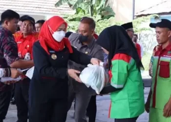 Walikota Eva Dwiana Bagikan Paket Sembako dan Uang Tunai kepada 750 Petugas DLH