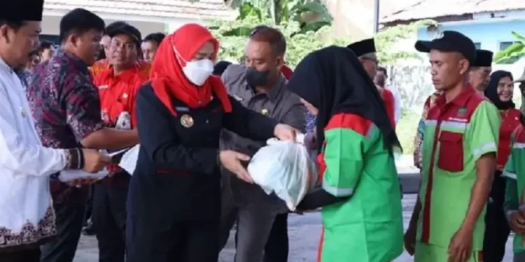Walikota Eva Dwiana Bagikan Paket Sembako dan Uang Tunai kepada 750 Petugas DLH