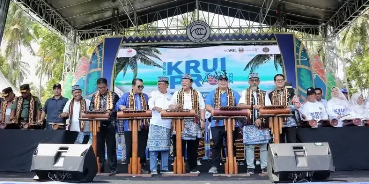 Gubernur Buka Kejuaraan Surfing Internasional Krui Pro 2023