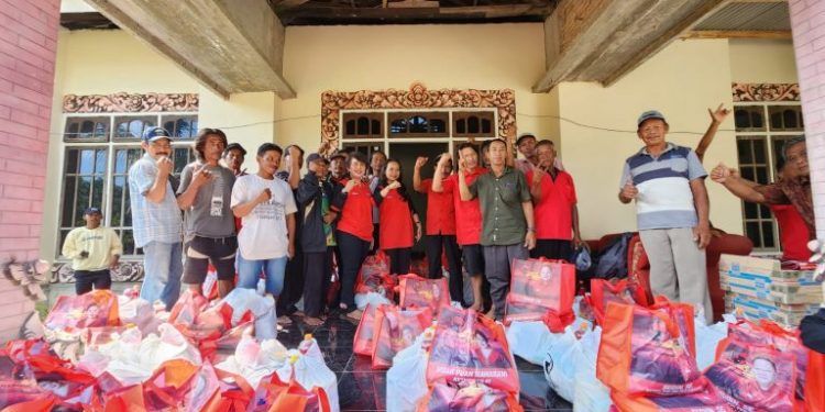 Anggota DPRD Budhi Condrowati Beri Bantuan Korban Banjir di Tubaba