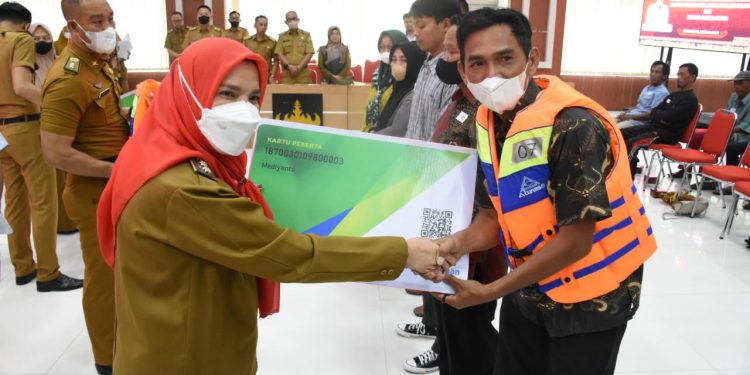 Beri Perlindungan Saat Bekerja Melaut , Pemkot Bandar Lampung Berikan Asuransi kepada Nelayan