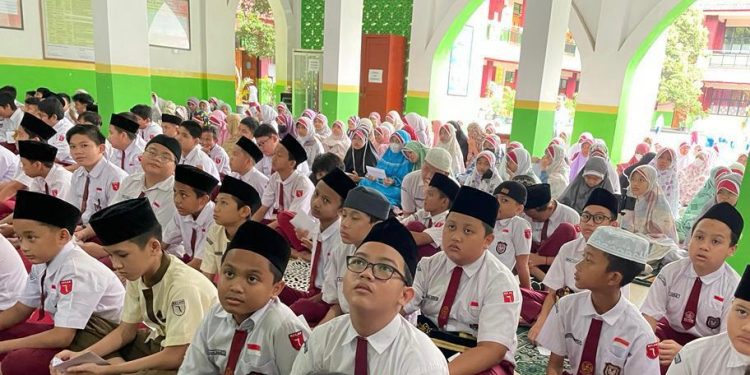 Lulus 100%, 271 Siswa SD Al Kautsar Teriakkan Takbir dan Sujud Syukur
