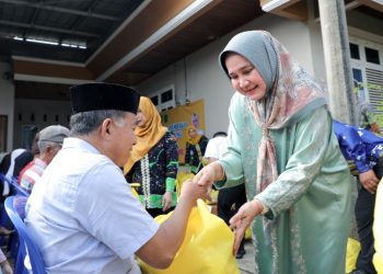 Peringati Hari Lanjut Usia Nasional, Ketua Umum LKKS Provinsi Lampung Serahkan Bantuan 200 Paket Sembako