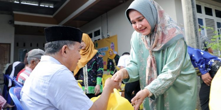 Peringati Hari Lanjut Usia Nasional, Ketua Umum LKKS Provinsi Lampung Serahkan Bantuan 200 Paket Sembako