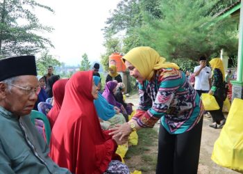 Peringati Hari Lansia, ketua LKKS Provinsi Lampung Serahkan Bantuan di Pekon Pringsewu Timur