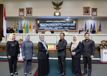 Wagub Chusnunia Serahkan Dokumen Raperda Pertanggungjawaban APBD 2022 kepada Ketua DPRD