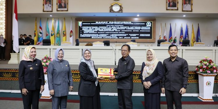Wagub Chusnunia Serahkan Dokumen Raperda Pertanggungjawaban APBD 2022 kepada Ketua DPRD