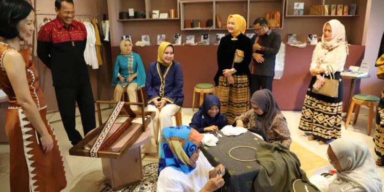 Buka Mini Exhibition Tapis di Legian Bali, Riana Sari : Tapis Lampung Sudah “Naik Kelas”