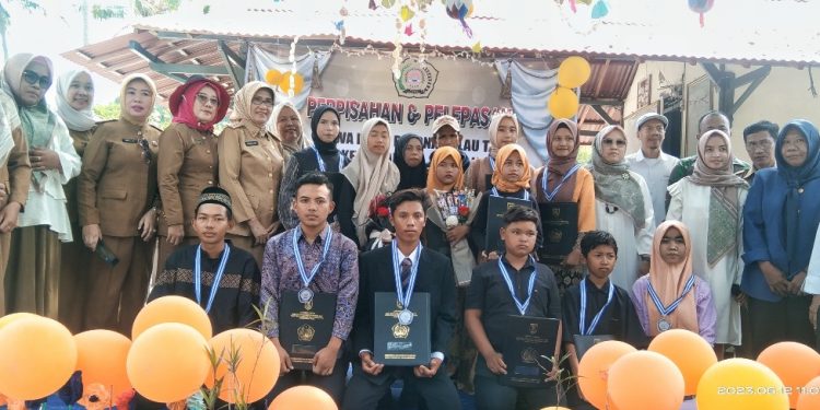PKBM Pesona Pulau Tegal Luluskan 28 Siswa Kesetaraan, 2 Siswa Dapat Beasiswa PTBA Tarahan