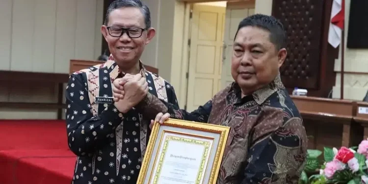 Masuki Purna Bhakti, Pemprov Lampung Berikan Piagam dan Tali Asih Ke Syaiful Dermawan