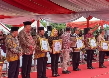 Gubernur Lampung Terima Penghargaan dari Menteri Pertanian Pada Penutupan Penas Tani Nelayan XVI