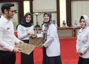 Wagub Chusnunia Serahkan SK Pengangkatan Pegawai Pemerintah Dengan Perjanjian Kerja