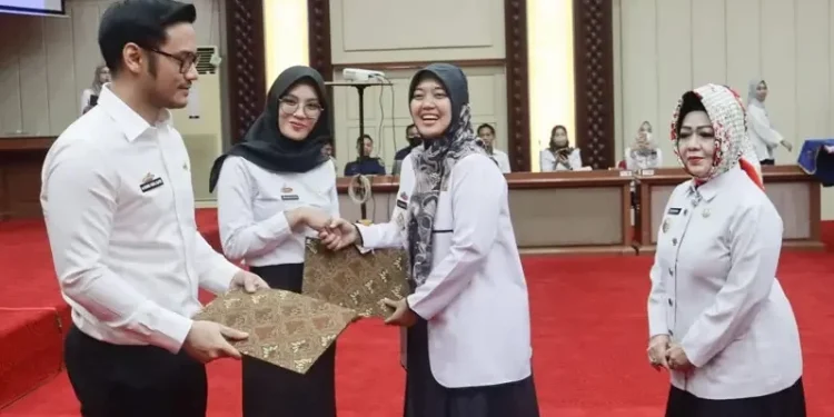 Wagub Chusnunia Serahkan SK Pengangkatan Pegawai Pemerintah Dengan Perjanjian Kerja