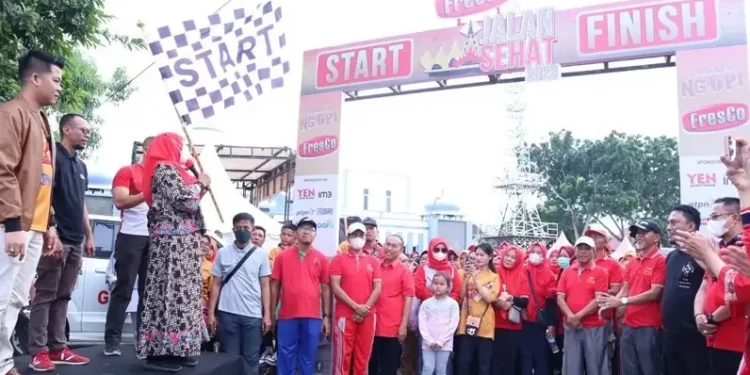 Walikota Eva Dwiana Buka Jalan Sehat di Lapangan Perumnas Way Kandis